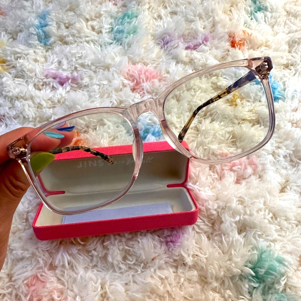 Jin’s glasses in pink crystal 🤓